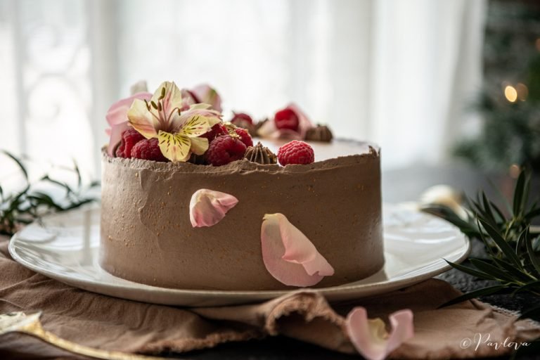 Pastel de chocolate con frambuesas y flores