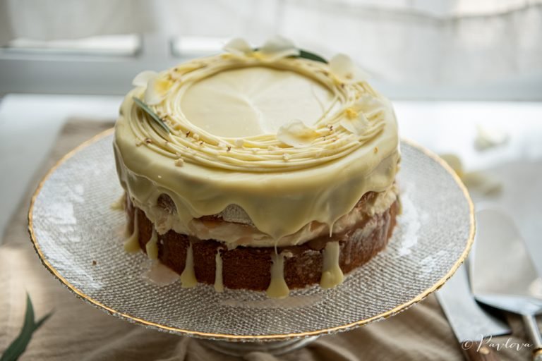 Pastel bañado en chocolate blanco sobre pedestal
