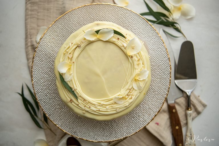 Pastel con cobertura de chocolate blanco