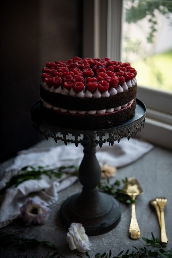 Pastel de Chocolate con Violetas — Pastelería Pavlova, Puerto Vallarta